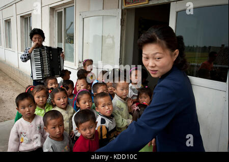 Des enfants rentrent dans leur classe dans un village près de Hamhung le 13 octobre 2012. Les enfants retournent à leur école de classe dans un village près de Ham Banque D'Images