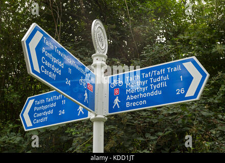 Panneau montrant destinations en gallois et en anglais, les distances en miles, et National Cycle Route numéro, le Taff Trail près de Merthyr Tydfil, au Pays de Galles, Royaume-Uni Banque D'Images