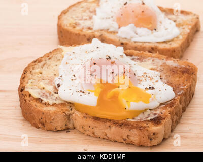 Deux œufs pochés sur toast Banque D'Images