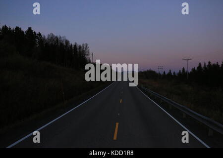 Route dans le coucher du soleil Banque D'Images