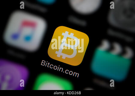 Un gros plan sur le logo représentant l'icône app Bitcoin, comme on le voit sur l'écran d'un téléphone intelligent (usage éditorial uniquement) Banque D'Images