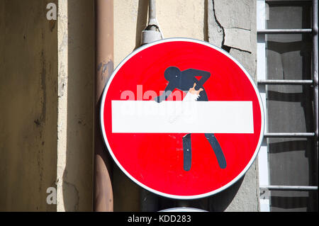 Funny pas d'entrée panneau routier en vieille ville médiévale de Cortona, Toscane, Italie. 26 août 2017 © Wojciech Strozyk / Alamy Stock Photo Banque D'Images