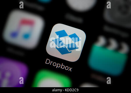 Un gros plan sur le logo représentant l'icône app Dropbox, comme on le voit sur l'écran d'un téléphone intelligent (usage éditorial uniquement) Banque D'Images