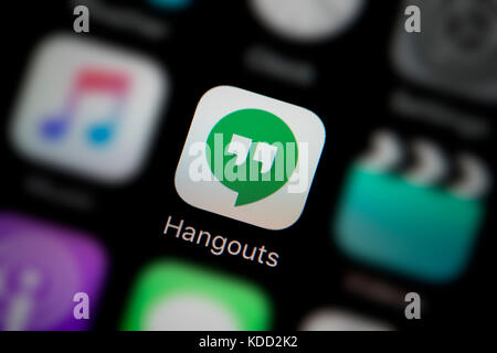 Un gros plan sur le logo représentant l'icône App Google Hangouts, comme on le voit sur l'écran d'un téléphone intelligent (usage éditorial uniquement) Banque D'Images