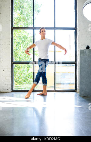 Un beau jeune homme ballerine exerçant dans un style loft Banque D'Images