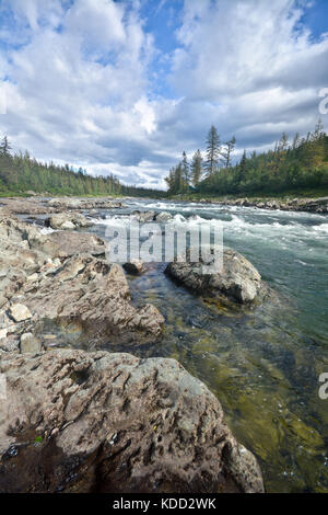 Les rivages rocailleux de la rivière Oural. été l'eau du nord du paysage. Banque D'Images