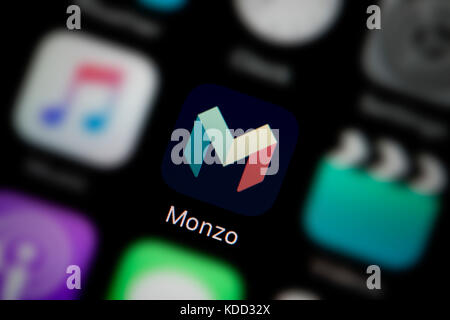 Un gros plan sur le logo représentant l'icône app Banque Monzo, comme on le voit sur l'écran d'un téléphone intelligent (usage éditorial uniquement) Banque D'Images