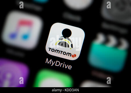 Un gros plan sur le logo représentant l'icône app MyDrive TomTom, comme on le voit sur l'écran d'un téléphone intelligent (usage éditorial uniquement) Banque D'Images