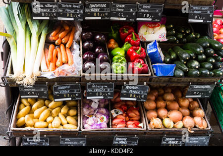 Les légumes dans les paniers en osier à vendre à Aix en provence france. les poireaux, carottes, aubergines, poivrons, courgettes, endives, champignons, pommes de terre et l'ail. Banque D'Images