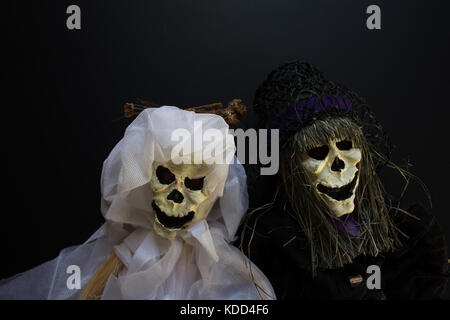 Close up of skeleton mariée et le marié en noir et blanc, sur un fond noir. Banque D'Images