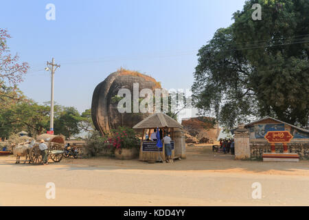 Stand de ticket et charrette taxi à l'immense sculpture Lions à Min Kun sur le Fleuve Irrawaddy près de Mandalay au Myanmar (Birmanie). Banque D'Images