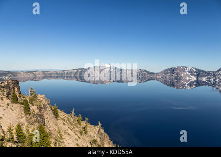 Une réflexion parfaite de la jante de la Crater Lake dans l'oregon dans le Pacifique Nord-Ouest, usa Banque D'Images