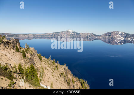 Vue imprenable sur le célèbre lac de cratère dans les cascades mountains dans l'oregon, sur la côte nord-ouest de la France. c'est une destination de randonnée populaire. Banque D'Images