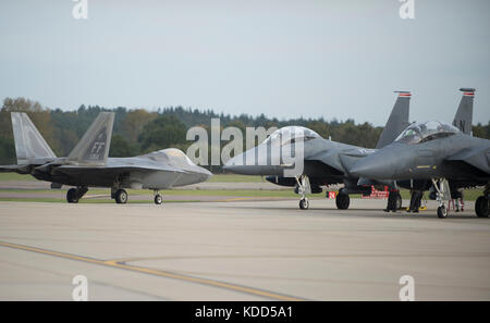 F-22 Raptors et les F-15E Strike Eagles Banque D'Images