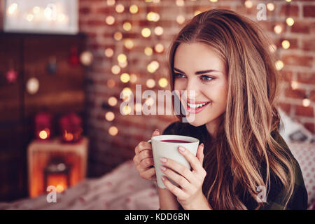 Jolie femme de boire du thé chaud Banque D'Images