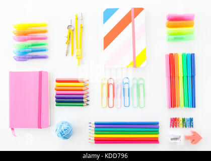 Variété de fournitures scolaires en couleurs arc-en-ciel lumineux Banque D'Images