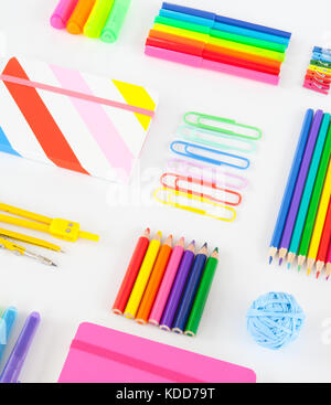 Variété de fournitures scolaires en couleurs arc-en-ciel lumineux Banque D'Images