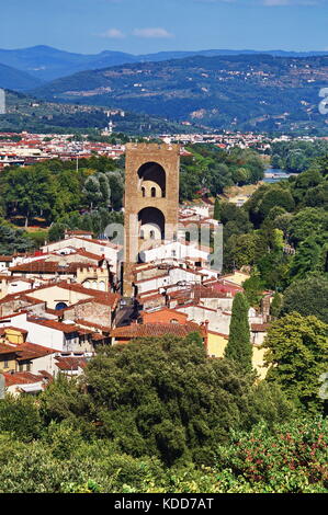 Vue sur la tour San Niccolò depuis le jardin Bardini Florence Toscane Italie Banque D'Images