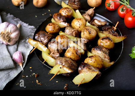 Bbq de foie de poulet, pommes de terre et le poivron. délicieux barbecue Brochettes Banque D'Images