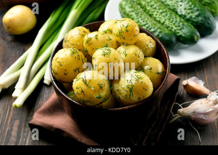 Nouveaux savoureux des pommes avec de l'aneth dans un bol sur la table en bois Banque D'Images