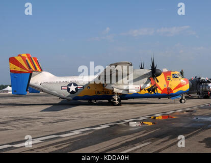 Détroit, USA - 7 août 2011 : US Navy c-2a greyhound avion cargo de ravitaillement pour detroit visites. Les lévriers transporter des marchandises vers et à partir de l'opérateur de la marine Banque D'Images