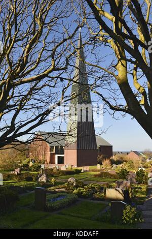 L'île de Helgoland, clocher de l'église sankt nicolai entouré de tombes et des branches d'arbustes, 2 mai 2015 | Le monde d'utilisation Banque D'Images