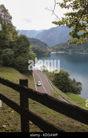 Strasse am ledro-voir, gruenblauer bergsee (Lago di Ledro)mit molina / der gardasee (Lago di Garda) bilderbuchlandschaft senneur mit der ist Banque D'Images