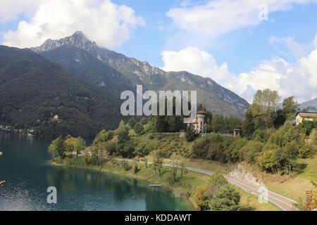 Neue Strasse am ledro-voir, gruenblauer bergsee (Lago di Ledro) / der gardasee (Lago di Garda) mit der groesste bilderbuchlandschaft senneur voir Banque D'Images