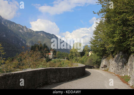 Alte strasse am ledro-voir, gruenblauer bergsee (Lago di Ledro) / der gardasee (Lago di Garda) mit der groesste bilderbuchlandschaft senneur voir Banque D'Images