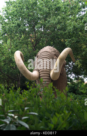 Life size éléphant statue près de la cascada monmental dans le parc de la Ciutadella à Barcelone. Banque D'Images