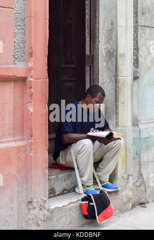 Man reading Havana Vieja Banque D'Images