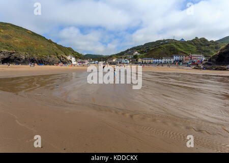 Les personnes bénéficiant du beau temps sur la plage de llangrannog Banque D'Images