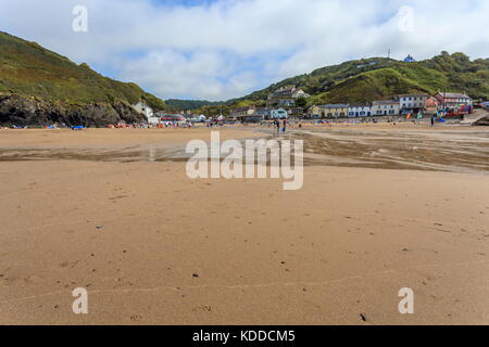 Les personnes bénéficiant du beau temps sur la plage de llangrannog Banque D'Images