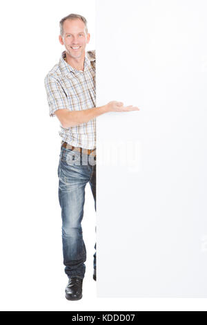 Portrait Of A Senior Man Holding Placard sur fond blanc Banque D'Images