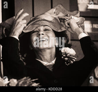 Rosalynn Carter se débat avec un foulard flyaway. De nombreux Américains regardez sur Rosalynn Carter, une femme d'une dignité tranquille, comme le sud de Jacqueline Kennedy. Banque D'Images