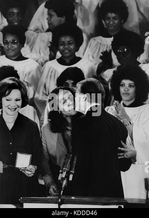 Le président Jimmy Carter avec Coretta Scott King, veuve de feu le Dr Martin Luther King, Jr. au King's Ebenezer Baptist Church à Atlanta. Banque D'Images