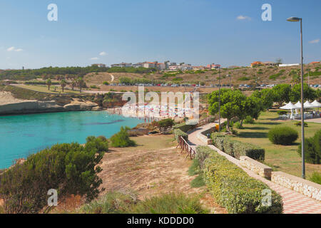 La baie de la mer, plage et parc côtier. porto-torres, italie Banque D'Images