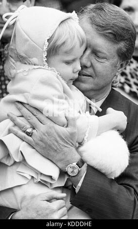 Le sénateur d'état de Géorgie et le gouverneur élu Jimmy Carter à son poste de gouverneur 1971 inauguration. Carter réussi Lester Maddox ségrégationniste qu'en Géorgie Banque D'Images