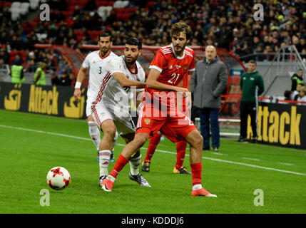 Kazan, Russie - 10 octobre 2017.Le milieu de terrain russe Aleksandr Yerokhin avec le buteur iranien Vahid Amiri et le défenseur Ehsan Haji Safi dans le backgroun Banque D'Images