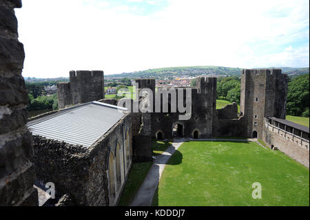 Grande salle et western gatehouse intérieure vue depuis le dessus de l'intérieur de l'entrée. château de Caerphilly. Banque D'Images