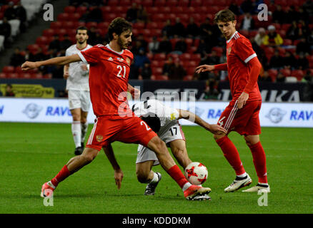 Kazan, Russie - 10 octobre 2017.Les joueurs russes Ilya Kutepov et Aleksandr Yerokhin avec le buteur iranien Mehdi Taremi, lors de l'amicale internationale Banque D'Images