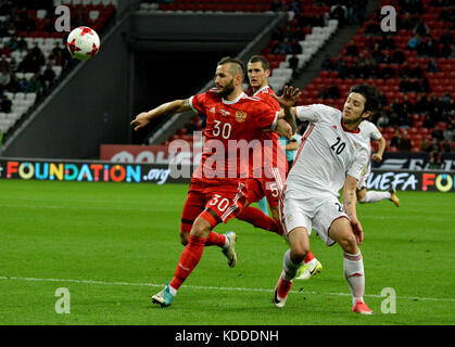 Kazan, Russie - 10 octobre 2017.Les défenseurs russes Fedor Kudryashov et Viktor Vasin avec le buteur iranien Sardar Azmoun lors d'un ami international Banque D'Images