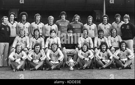 L'équipe de Wolverhampton Wanderers football 1976-1977 rangée arrière Kevin Walters, Colin Brazier, George Berry, John McAlle, Derek Parkin, Phil Parkes, Gary Pierce, Steve Daley, Geoff Palmer, Frank Munro, Brian Owen, Steve Kindon, Martin de patchs, John Richards, Sammy Chung, Alan Sunderland, Bobby Gould, Norman Bell. Willie avant Carr, John Farley, John Black, Ken Todd , Jimmy Kelly et Kenny Hibbitt Banque D'Images