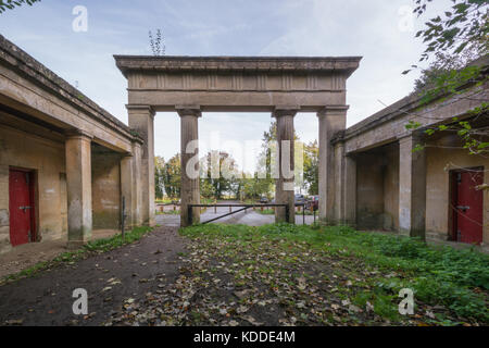 Le Bolton Arch, une arche classique formant une fois l'entrée du domaine, la maintenant Hackwood Crabtree plantation près de fondant, Hampshire, Royaume-Uni Banque D'Images