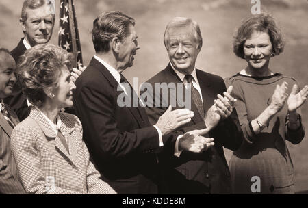 Présidents Jimmy Carter et Ronald Reagan et leurs femmes à la dédicace de l'Carter Presidential Library. Banque D'Images