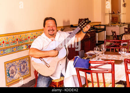 Musicien cubain qui joue de la guitare la musique dans un restaurant local, Trinidad, Cuba, Caraïbes Banque D'Images