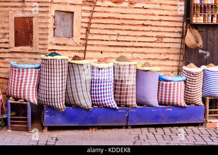 Sacs avec des herbes et épices en marché à medina. Marrakech. Maroc Banque D'Images