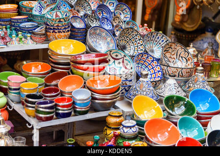 Plaques en céramique traditionnelle en vente sur le marché de rue de Marrakech, Maroc Banque D'Images