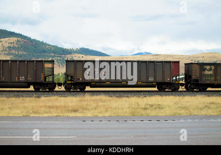 Une cargaison de charbon train dans un champ dans le Montana. Banque D'Images