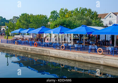 Argostoli Grèce waterfront station cafe parasols bleus, Céphalonie Céphalonie, îles Ioniennes, Grèce Banque D'Images